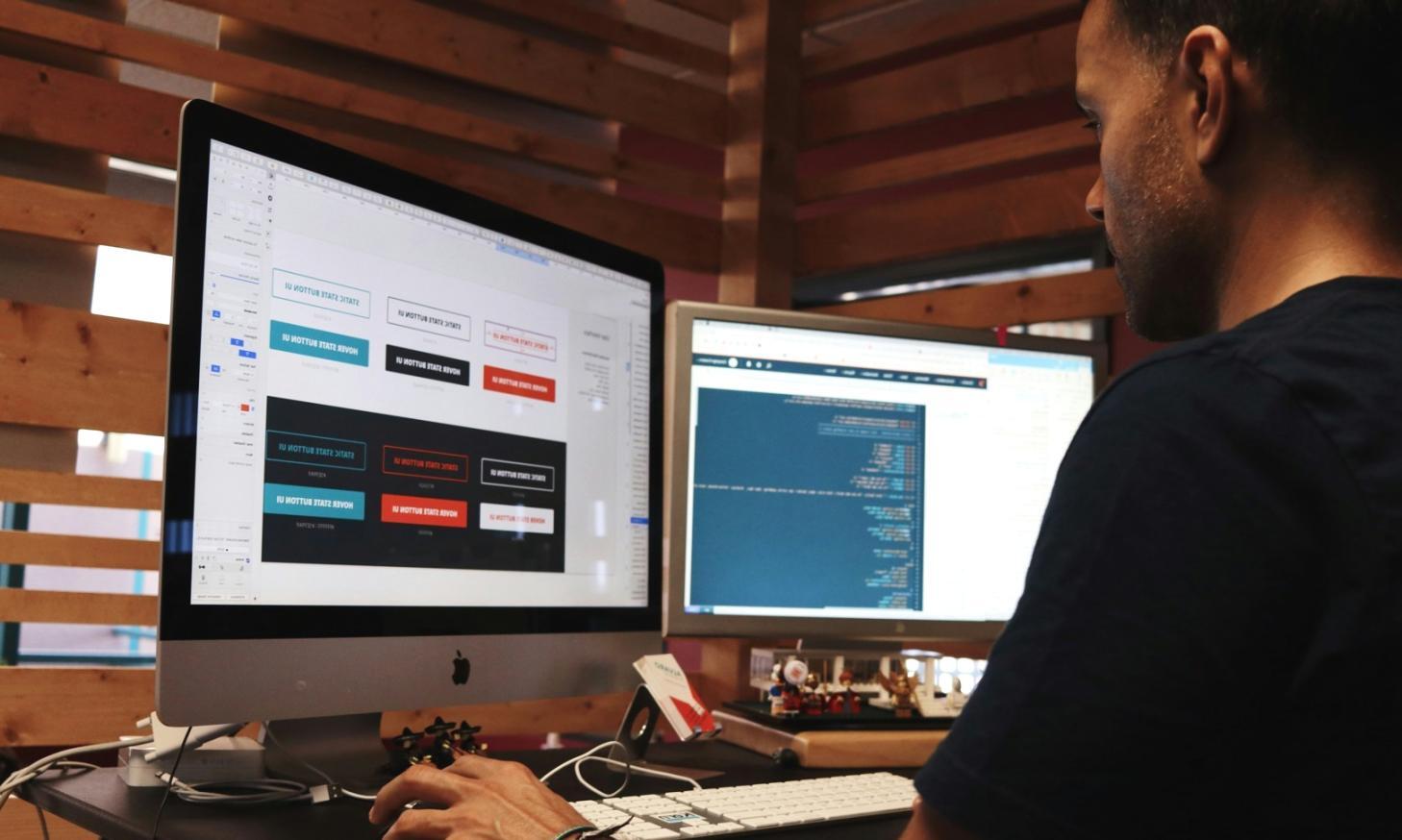 Visualisierung von KI-Algorithmen und Spielmechaniken auf mehreren Bildschirmen