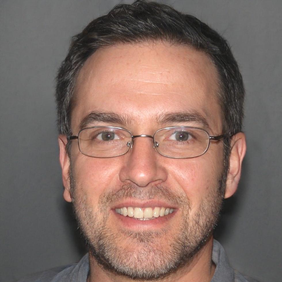 Teilnehmer arbeitet konzentriert an KI-Implementierung für Spielprojekt